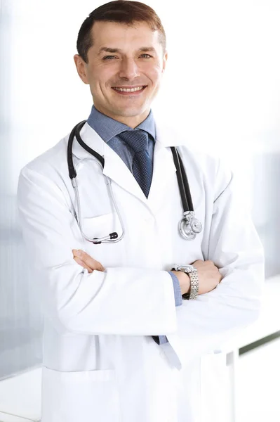 Doktor se vesele usmívá do kamery. Perfektní lékařská služba na klinice. Šťastná budoucnost v medicíně a zdravotnictví — Stock fotografie