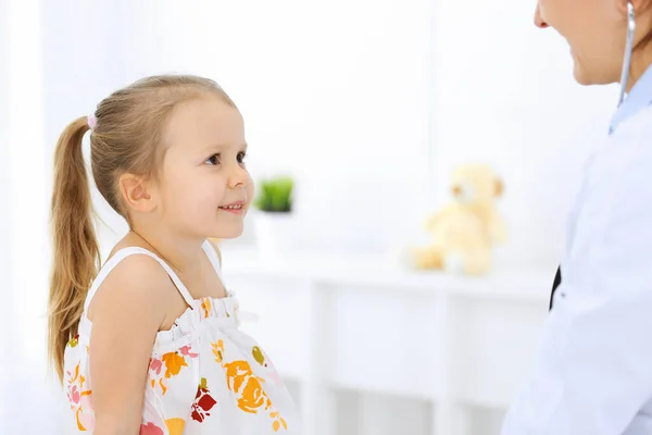 Medico che esamina una bambina dallo stetoscopio. Felice paziente bambino sorridente al solito controllo medico. Concetti di medicina e sanità — Foto Stock