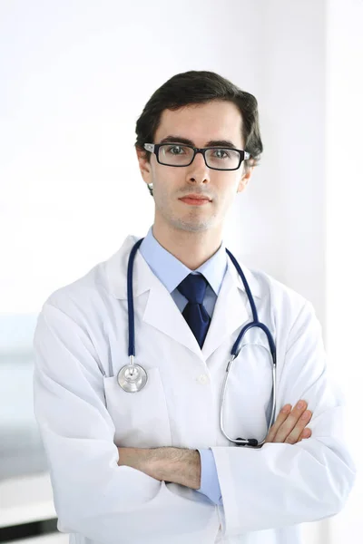 Doctor hombre parado derecho con los brazos cruzados. Servicio médico perfecto en la clínica. Futuro feliz en medicina y salud —  Fotos de Stock