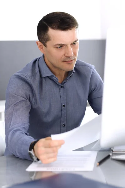 Empresario que trabaja con la computadora en la oficina moderna. Imagen de empresario masculino o director de empresa en el lugar de trabajo. Concepto empresarial — Foto de Stock