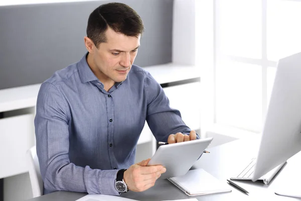 Homme d'affaires travaillant avec un ordinateur tablette dans un bureau moderne. Prise de vue de l'entrepreneur ou du directeur de l'entreprise sur le lieu de travail. Concept d'entreprise — Photo