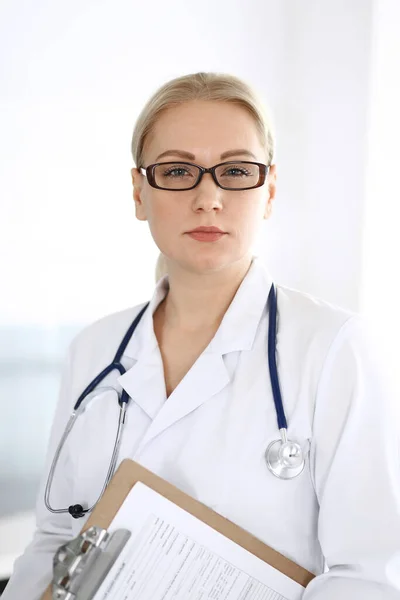 Ärztin Erwachsene steht gerade im Krankenhaus Büro, Portrait. Perfekte medizinische Versorgung in der Klinik. Medizin- und Gesundheitskonzepte — Stockfoto