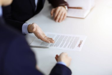 İş adamları güneşli, modern bir ofiste masa başında oturan bir sözleşmeyi tartışıyor. Meslektaşı olan isimsiz bir iş adamı, avukatlar görüşmede. Takım çalışması ve ortaklık kavramı