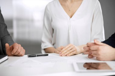 İş adamlarının el sıkışması kontratı imzalaması, yakın plan. İş iletişimi kavramı. El sıkışma ve pazarlama