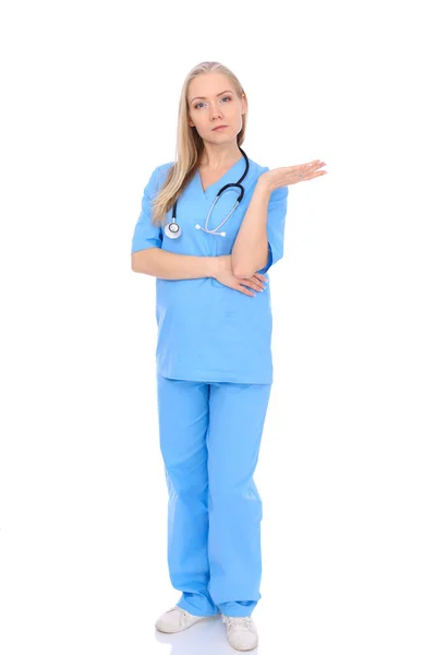 Médico mulher ou enfermeira isolado sobre fundo branco. Representante sorrindo alegre da equipe médica. Conceito de medicina — Fotografia de Stock