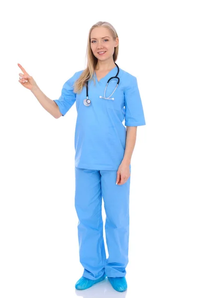 Mujer doctora o enfermera aislada sobre fondo blanco. Alegre y sonriente representante del personal médico. Concepto de medicina — Foto de Stock