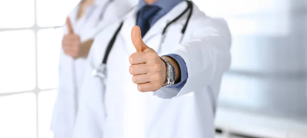 Een groep dokters die duimen laten zien. Perfecte medische dienst in de kliniek. Gelukkige toekomst in de geneeskunde en de gezondheidszorg — Stockfoto