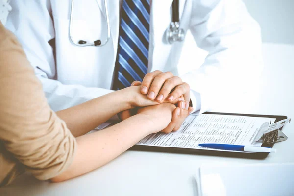 Mão do médico a tranquilizar a paciente. Conceitos de ética médica e confiança na medicina — Fotografia de Stock