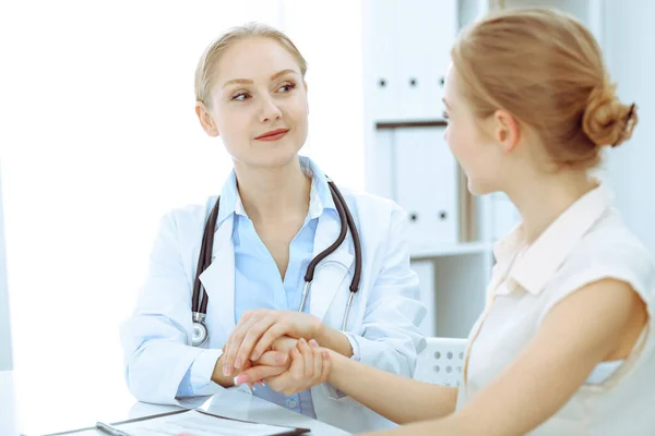 Docteur et patient parlant dans le bureau de l'hôpital assis au bureau. Soins de santé et service à la clientèle en médecine — Photo