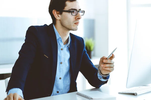 Homme d'affaires travaillant avec l'ordinateur dans un bureau moderne. Prise de vue de l'entrepreneur masculin ou du directeur d'entreprise sur le lieu de travail. Concept d'entreprise — Photo