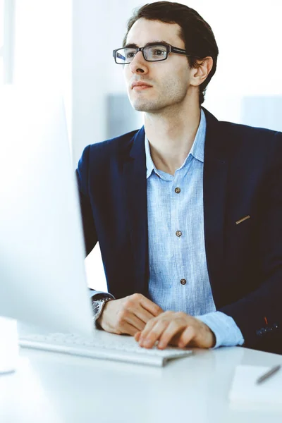 Homme d'affaires travaillant avec l'ordinateur dans un bureau moderne. Prise de vue de l'entrepreneur masculin ou du directeur d'entreprise sur le lieu de travail. Concept d'entreprise — Photo