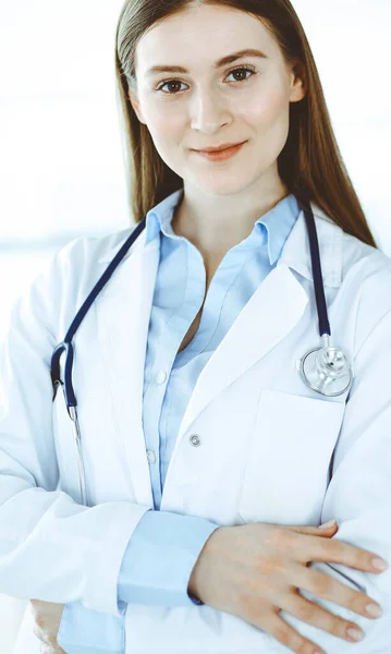 Doctora de pie recta con los brazos cruzados, retrato. Servicio médico perfecto en la clínica. Medicina y conceptos sanitarios — Foto de Stock