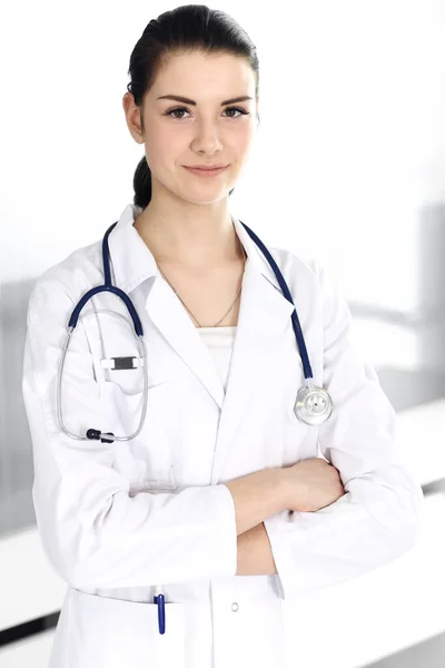 Dokter vrouw vrolijk glimlachend naar de camera. Perfecte medische dienst in de kliniek. Gelukkige toekomst in de geneeskunde en de gezondheidszorg — Stockfoto