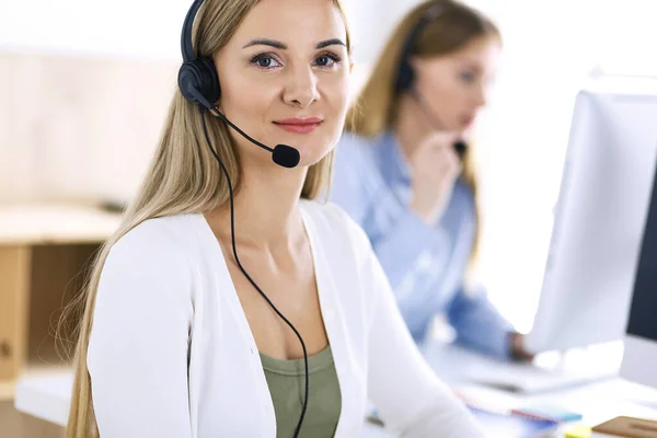 Portrait de l'opérateur du centre d'appels au travail. Groupe de personnes dans un casque prêt à aider les clients. Concept d'entreprise — Photo