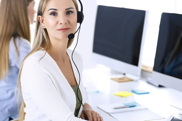 Portrait de l'opérateur du centre d'appels au travail. Groupe de personnes dans un casque prêt à aider les clients. Concept d'entreprise — Photo