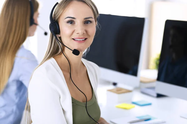Porträt eines Callcenter-Betreibers bei der Arbeit. Gruppe von Menschen in einem Headset bereit, Kunden zu helfen. Geschäftskonzept — Stockfoto