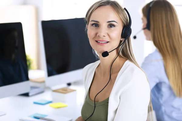 Portrait de l'opérateur du centre d'appels au travail. Groupe de personnes dans un casque prêt à aider les clients. Concept d'entreprise — Photo