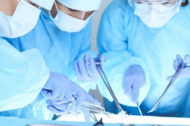 Tıbbi ekibin operasyon için yakın plan çekimleri. Bir grup cerrah hastalarıyla meşgul. Hastanede tıp, veterinerlik veya sağlık hizmetleri ve acil servis