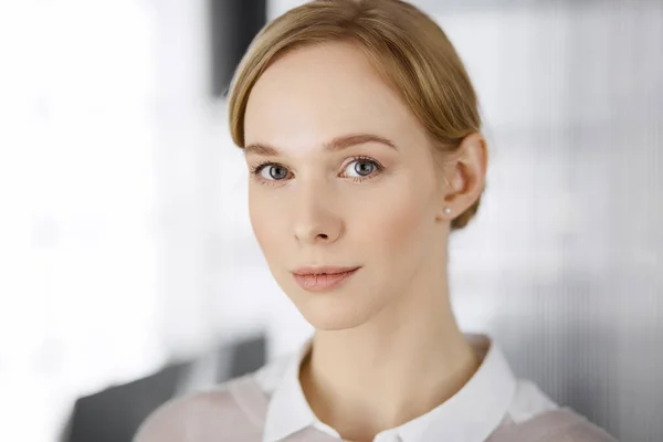 Freundliche erwachsene, lässig gekleidete Geschäftsfrau, die gerade steht. Konzept eines Business Headshots oder eines Porträts im Büro — Stockfoto