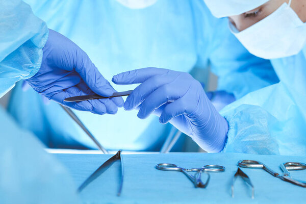 Крупный план работы медицинской бригады. Группа хирургов на работе занята пациентами. Медицина, ветеринария или здравоохранение и неотложная помощь в больнице