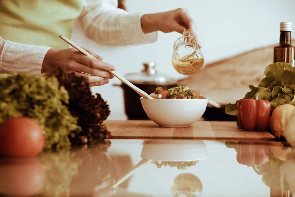 모르는 인간 손으로 부엌에서 요리하고 있어. 여자는 야채 샐러드로 바쁩니다. 건강에 좋은 식사와 채식 식품의 개념 — 스톡 사진