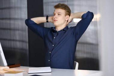 Genç sarışın işadamı ve programcı bilgisayarla sıkı çalıştıktan sonra el sıkışıyorlar. Girişim işi başarıya götürür