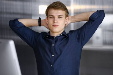 Genç sarışın işadamı ve programcı bilgisayarla sıkı çalıştıktan sonra el sıkışıyorlar. Girişim işi başarıya götürür