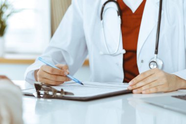 Bilinmeyen bir kadın-doktor hastaya danışmanlık yapıyor ve tıbbi geçmişi olan bir dosya kullanıyor. Tıp konsepti