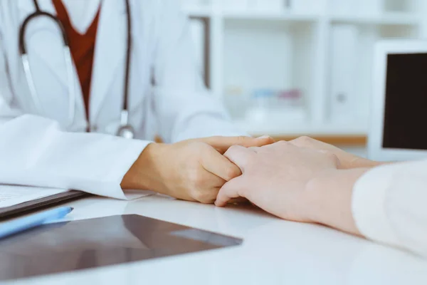 Mains d'une femme-médecin inconnue rassurant sa patiente, gros plan. Concept de médecine — Photo