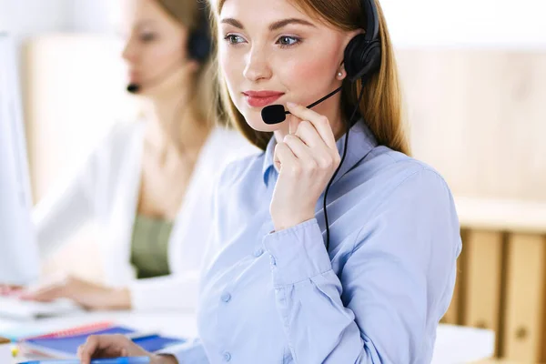 Retrato del operador del centro de llamadas en el trabajo. Grupo de personas en un auricular listo para ayudar a los clientes. Concepto empresarial — Foto de Stock