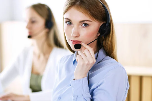 Retrato del operador del centro de llamadas en el trabajo. Grupo de personas en un auricular listo para ayudar a los clientes. Concepto empresarial —  Fotos de Stock