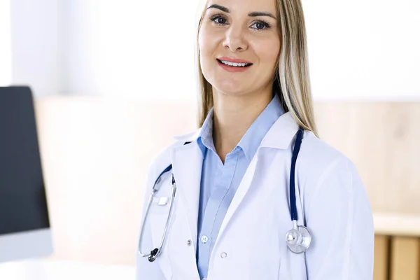 Ženská doktorka stojí v nemocniční kanceláři. Lékař v práci, životní portrét. Koncepce medicíny a zdravotní péče — Stock fotografie