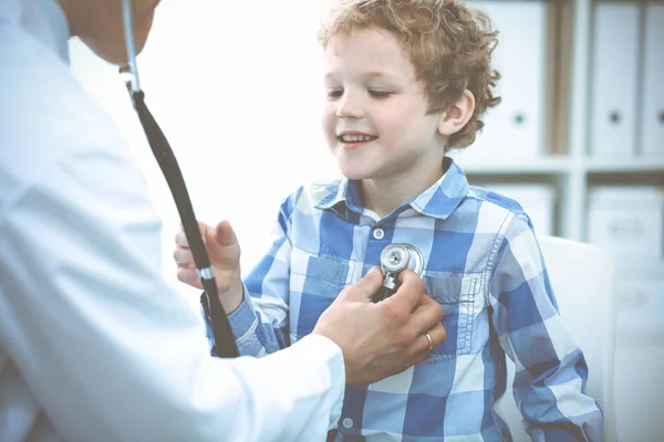 Dokter dan anak yang sabar. Dokter memeriksa anak kecil. Kunjungan medis biasa di klinik. Konsep pengobatan dan perawatan kesehatan — Stok Foto