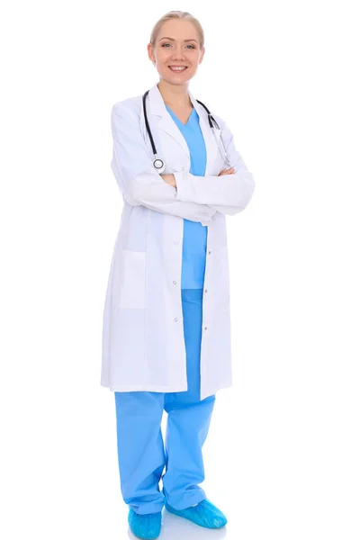 Mujer doctora o enfermera aislada sobre fondo blanco. Alegre y sonriente representante del personal médico. Concepto de medicina — Foto de Stock