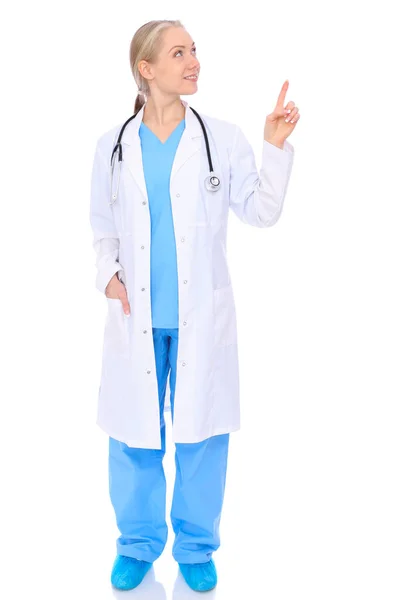 Lekarz kobieta lub pielęgniarka izolowane na białym tle. Wesoły, uśmiechnięty przedstawiciel personelu medycznego. Koncepcja medycyny — Zdjęcie stockowe