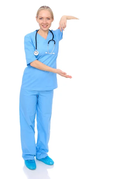 Ärztin oder Krankenschwester isoliert über weißem Hintergrund. Fröhlich lächelnder Vertreter des medizinischen Personals. Medizinkonzept — Stockfoto