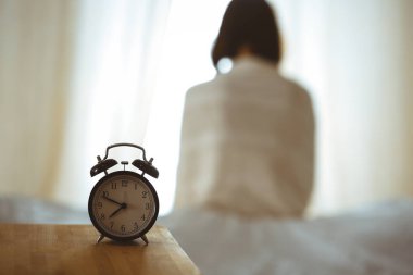 Kadın uyandıktan sonra yatakta ellerini uzatıyor, güneş parlıyor. Esmer, mutlu ve rahat bir gece uykusundan sonra bir güne giriyor. Yeni bir gün ve neşeli bir hafta sonu kavramı