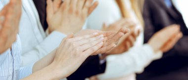 İş adamları toplantı ya da konferansta alkışlar ve alkışlar, yakın çekim. Modern beyaz ofisteki bir grup tanınmayan iş adamı ve kadın. Başarı takım çalışması ya da kurumsal koçluk kavramı