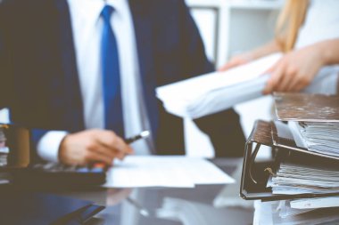 Dosyalarda işadamı ya da muhasebeci tarafından işleme konmayı bekleyen dosyalar var. Muhasebe bütçesi. Denetim, sigorta ve iş konsepti