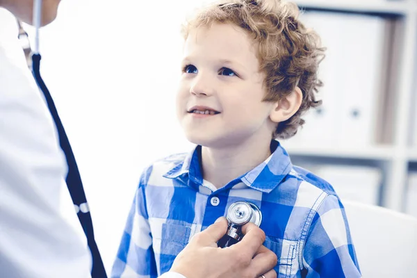 Dottore e paziente bambino. Il medico sta esaminando il bambino. Visita medica regolare in clinica. Medicina e concetto di assistenza sanitaria — Foto Stock