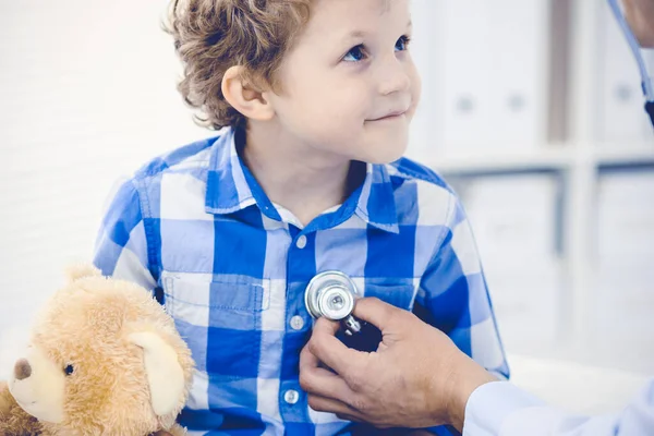 Lekarz i cierpliwe dziecko. Lekarz badający małego chłopca. Regularne wizyty lekarskie w klinice. Koncepcja medycyny i opieki zdrowotnej — Zdjęcie stockowe