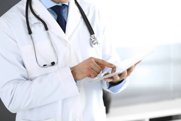 Homem médico usando computador tablet para pesquisa em rede ou tratamento de doenças virtuais, mãos close-up. Serviço médico perfeito na clínica. Medicina moderna, dados médicos e conceitos de saúde. Tonificado — Fotografia de Stock