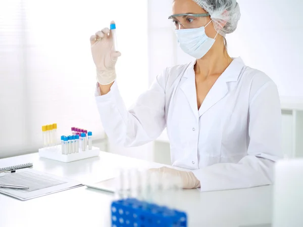 Cientista profissional em óculos de proteção pesquisando tubo com reagentes em laboratório. Conceitos de medicina e pesquisa — Fotografia de Stock