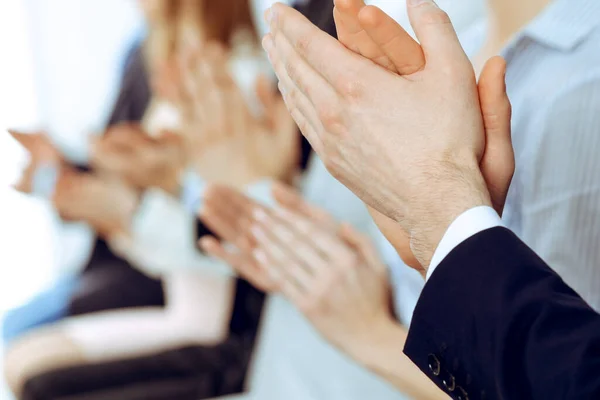 Pessoas de negócios aplaudindo e aplaudindo em reunião ou conferência, close-up de mãos. Grupo de homens de negócios e mulheres desconhecidos no escritório branco moderno. Trabalho em equipe de sucesso ou conceito de coaching corporativo — Fotografia de Stock