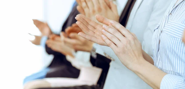 Επιχειρηματίες χειροκροτούν και χειροκροτούν σε συνάντηση ή συνέδριο, κοντινό πλάνο των χεριών. Ομάδα αγνώστων επιχειρηματιών και γυναικών στο σύγχρονο λευκό γραφείο. Επιτυχής ομαδική εργασία ή εταιρική προπονητική έννοια — Φωτογραφία Αρχείου