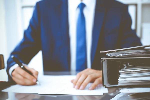 Ligantes com papéis à espera de serem processados com empresário ou contabilista de volta em desfoque. Orçamento de planeamento contabilístico. Concepção de auditoria, seguros e empresas — Fotografia de Stock