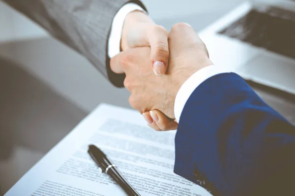 사업가와 사업가가 계약 한 계약서 위에서 서로 악수를 한다. 협상 과 합의 개념 에서의 성공 — 스톡 사진