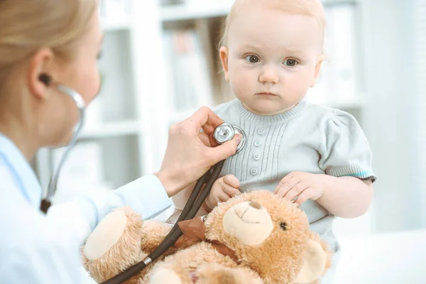 Médecin et patient à l'hôpital. La petite fille est examinée par un médecin avec stéthoscope. Concept de médecine — Photo