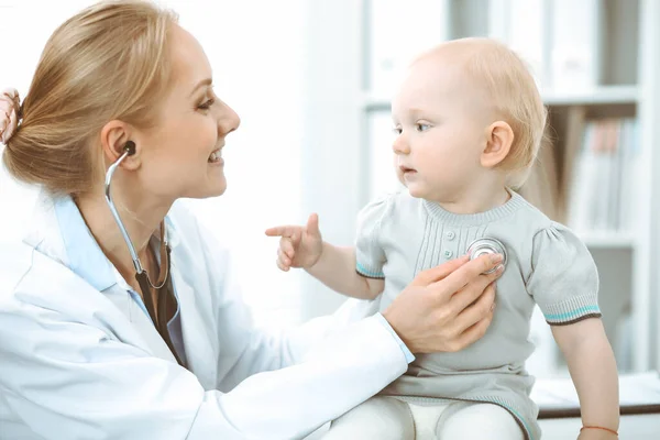 Arzt und Patient im Krankenhaus. Kleines Mädchen wird vom Arzt mit Stethoskop untersucht. Medizinkonzept — Stockfoto