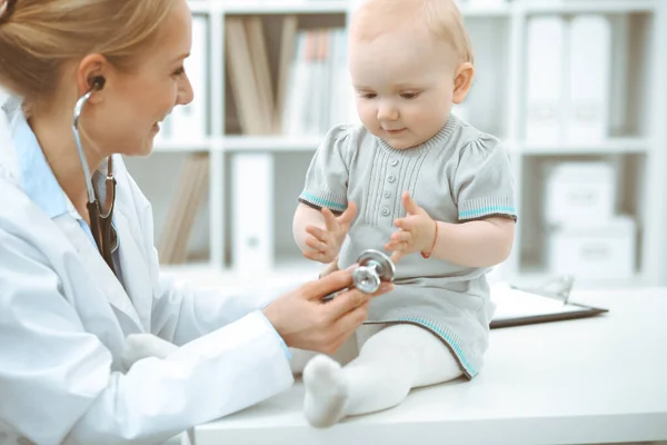 Lekarz i pacjent w szpitalu. Mała dziewczynka jest badana przez lekarza stetoskopem. Koncepcja medycyny — Zdjęcie stockowe